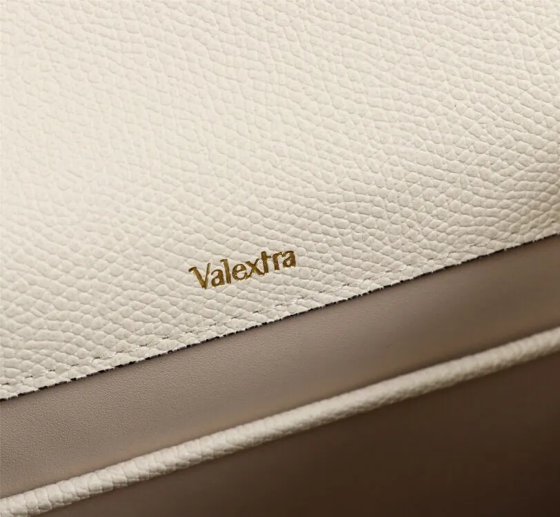 In stock👉Original small size off-white👉Valextra Valextra Iside, known as Italian Hermès, is one of Valextra's most representative designs. There is no obvious logo, but the simple collective line design is very recognizable, full of architectural art, and shows a capable and intellectual style. It is made of imported palm-print lining cowhide, with up to five stitches of handwork, and the shiny oil edges test the skill of the craftsman. Small size: 22Cm
